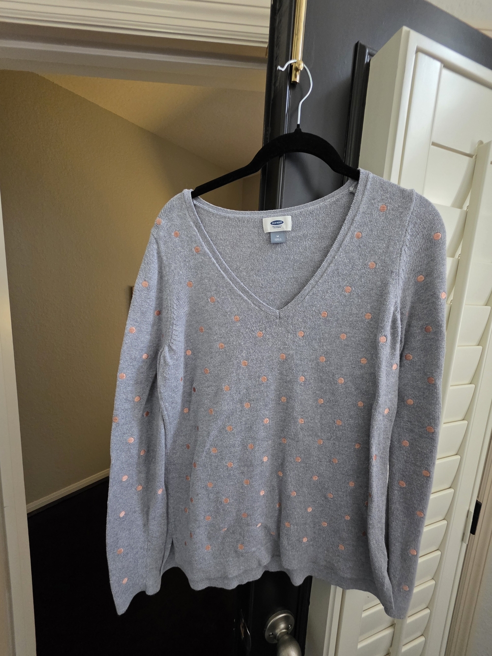 Old Navy Gray V‑Neck Sweater with Pink Polka Dots